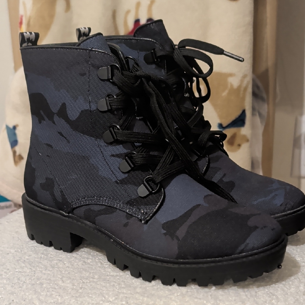 Kendall & Kylie Blue/Black Camo Combat Boot.   7-7.5